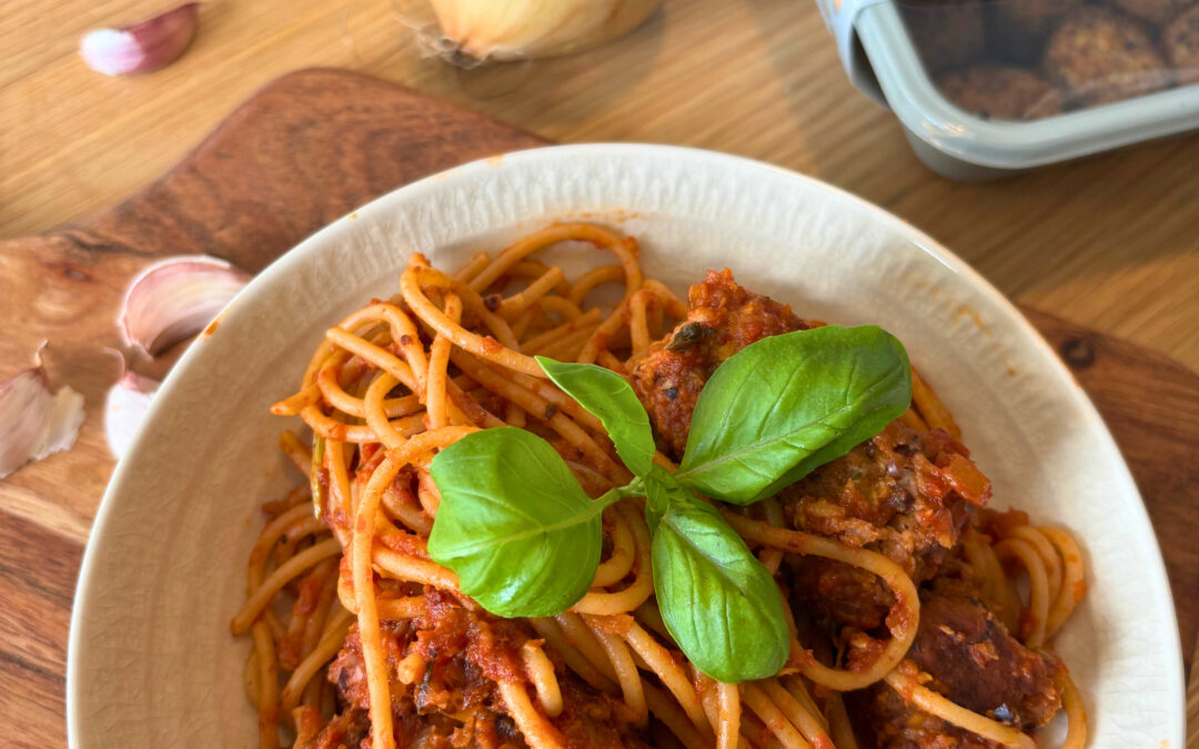 Sieni-siemenpyörykkäpasta Harissa-tomaattikastikkeessa